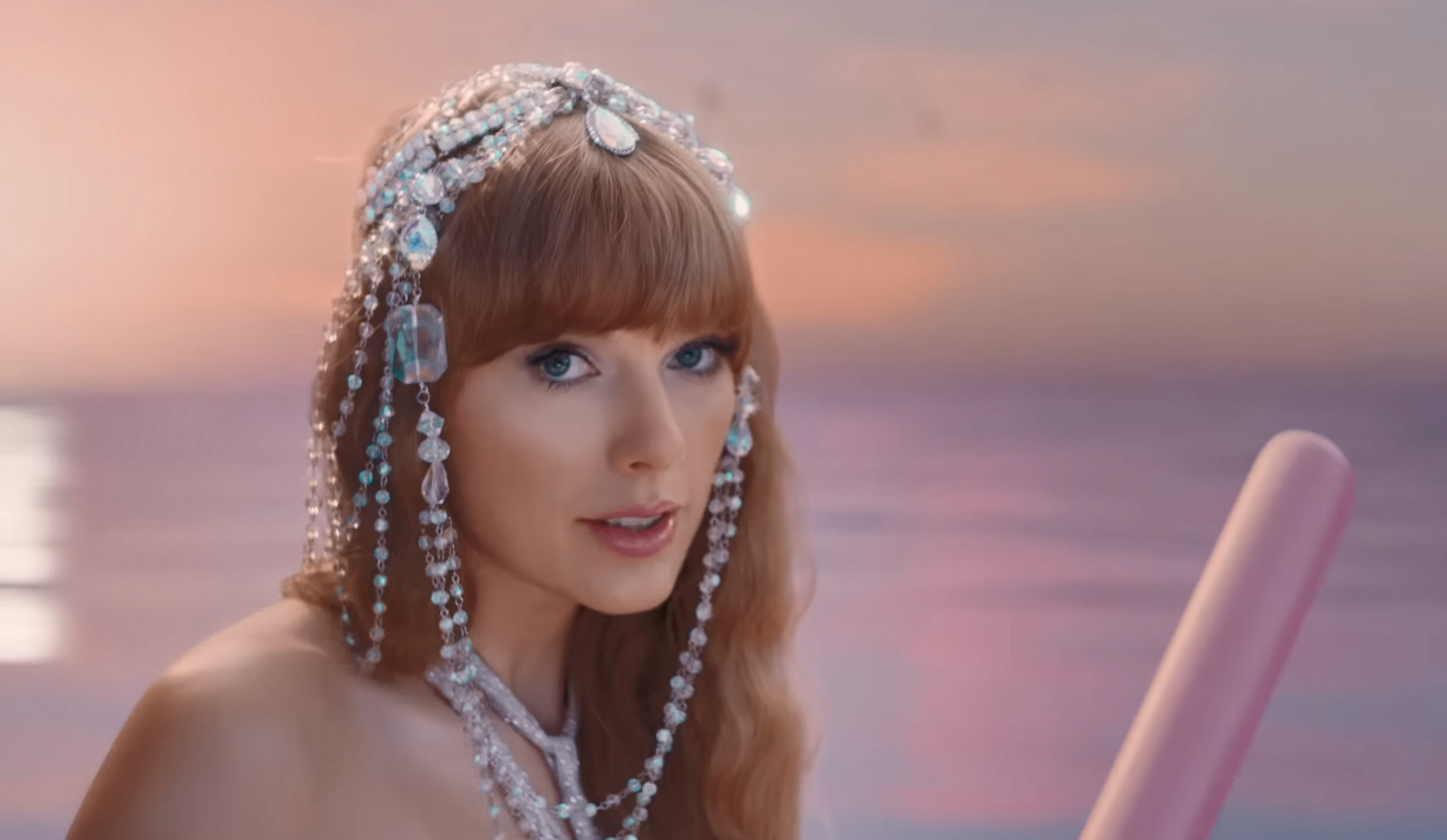 Taylor Swift Brasil Confira Os Easter Eggs Do Clipe Oficial De Karma Taylor Swift Brasil