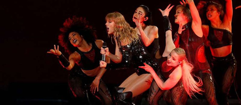 Namorado de Taylor Swift dança ao som de 'Shake It Off' durante
